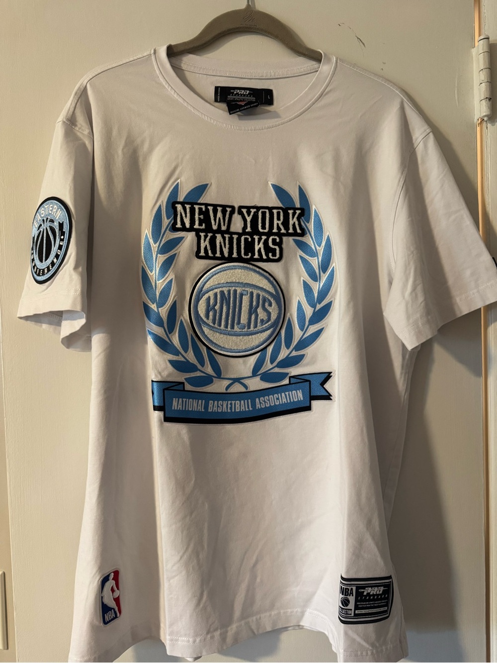 New York Knicks White Short-Sleeve Graphic Tee